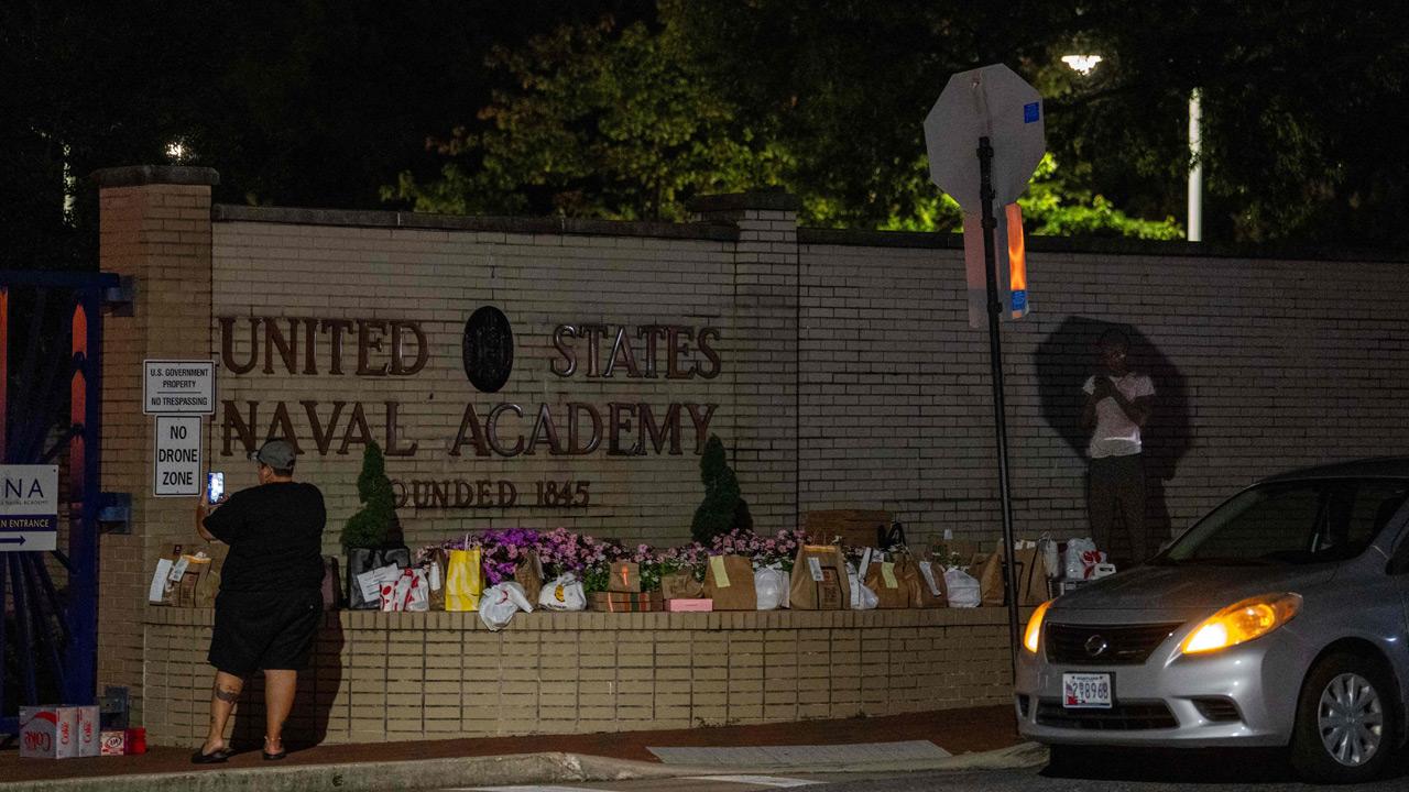 El edificio de la Academia Naval de EE. UU. Se despejó después de los informes de amenazas; uno herido El edificio de la Academia Naval de EE. UU. Se despejó después de los informes de amenazas; uno herido