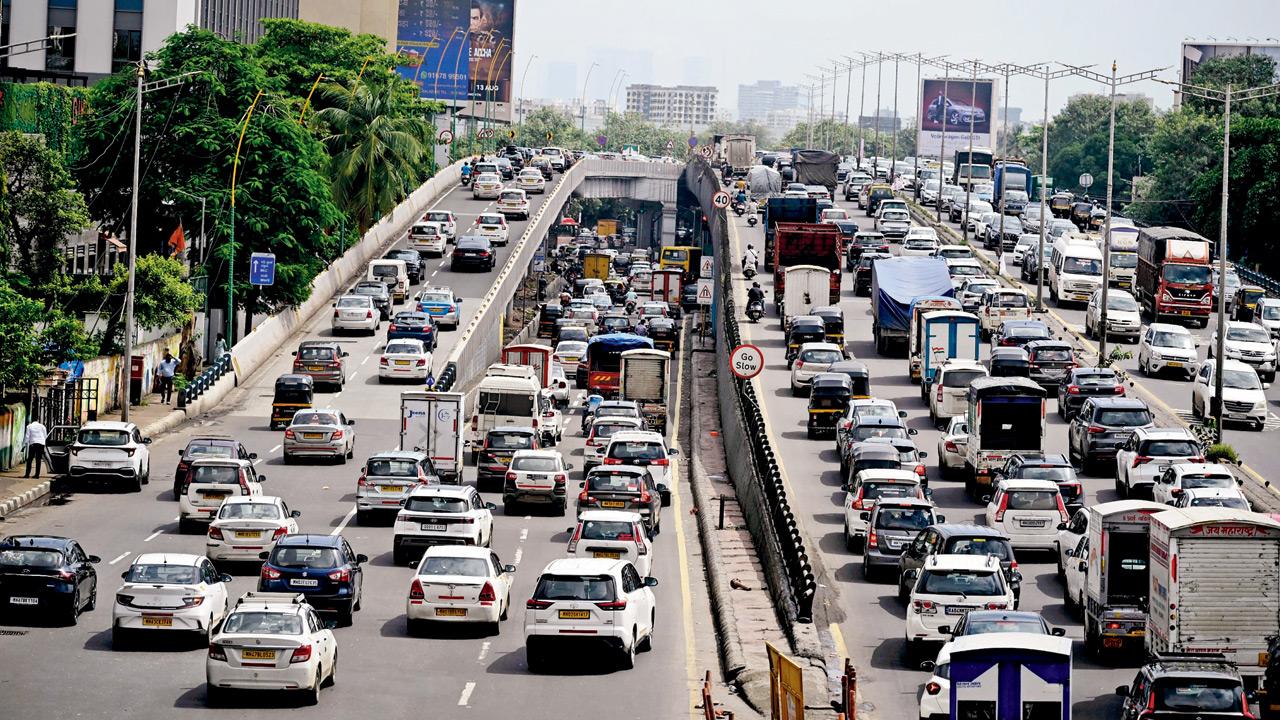 A congested section of the Western Express Highway in Vile Parle near the Chhatrapati Shivaji Maharaj Domestic Airport. PIC/ASHISH RAJE