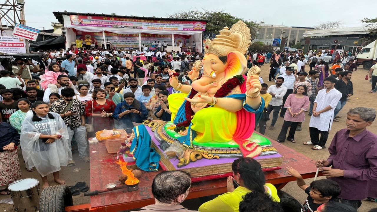 Rain failed to dampen the spirit of devotees of Lord Ganesh in Mumbai as they gathered in large numbers to bid adieu to their beloved deity amid the beating of 'dhol-tasha' and clouds of 'gulal' rising in the air as the 10-day Ganpati festival drew to a close on Saturday
