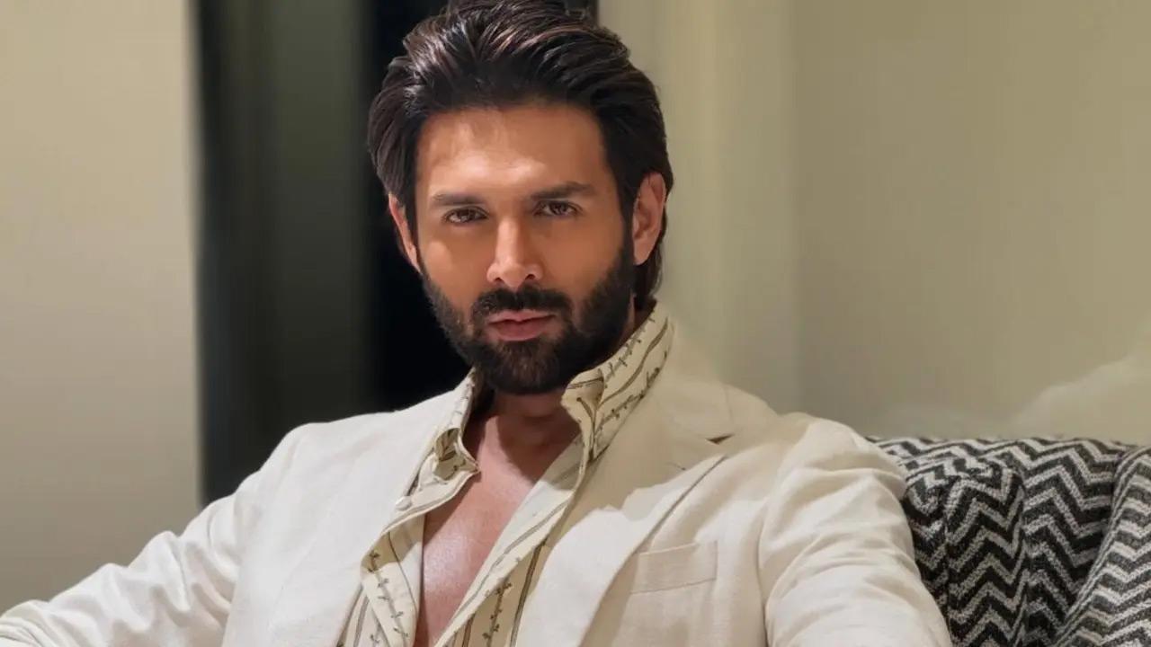 Kartik Aaryan shares a glimpse of Burj Khalifa, but has a witty twist