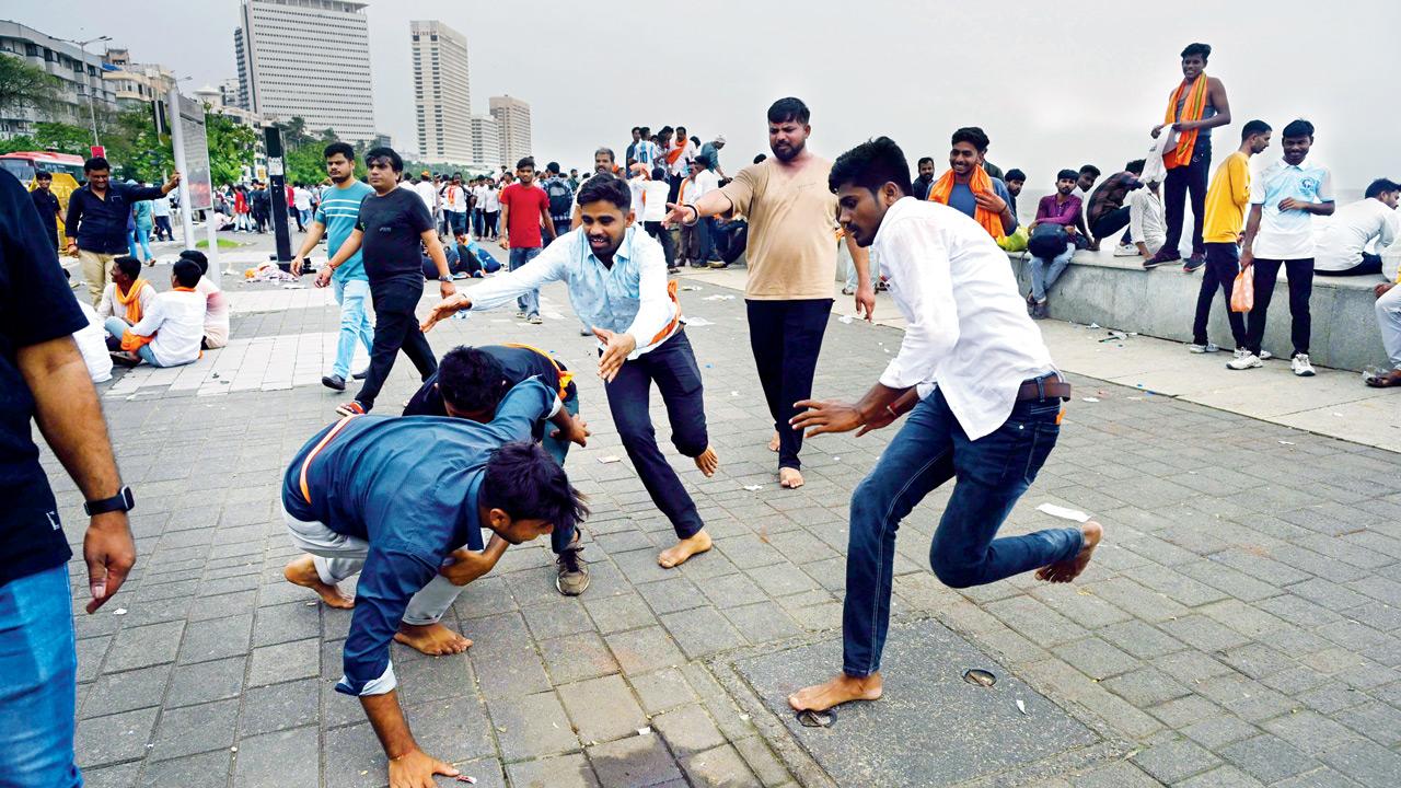 Maratha quota supporters play kabaddi at Marine Drive. PIC/ATUL KAMBLE