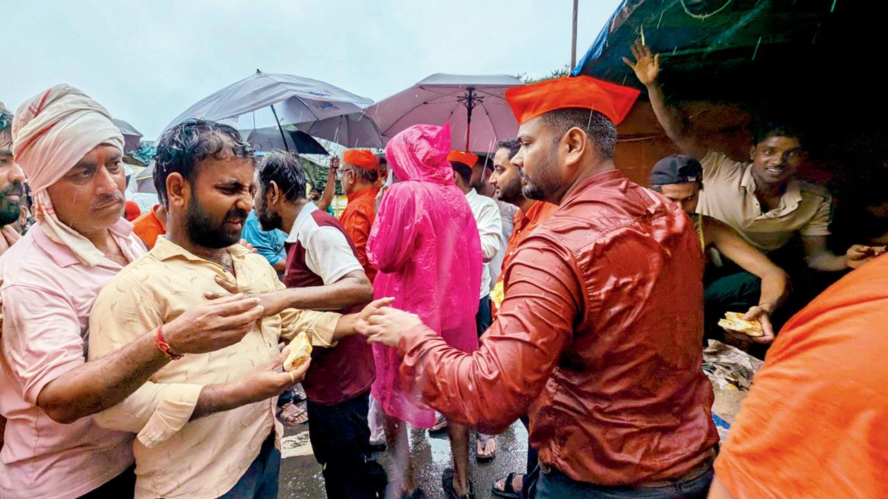 Vadapav being distributed to morcha members in the rain