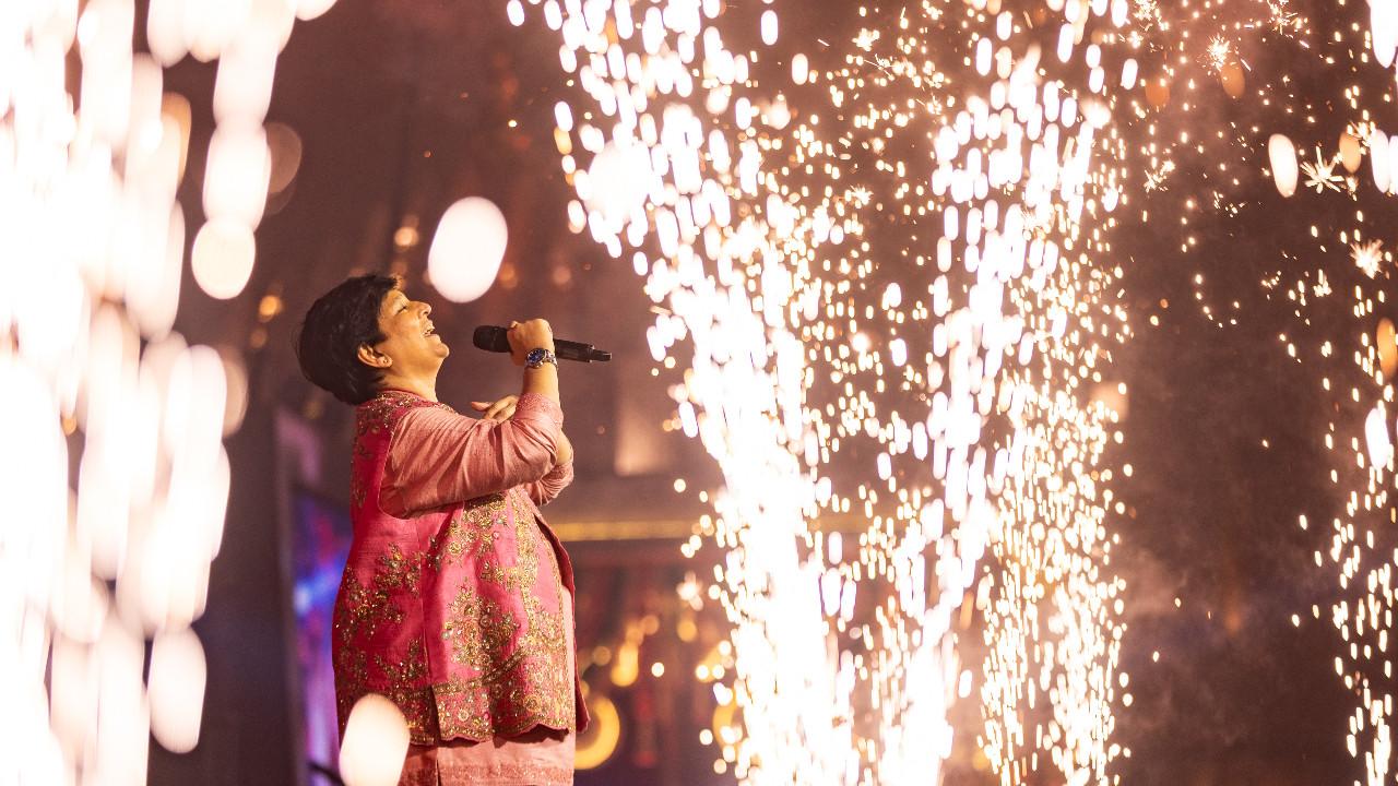 PICS | Navratri: Ahead of last day, Falguni gives breathtaking performance