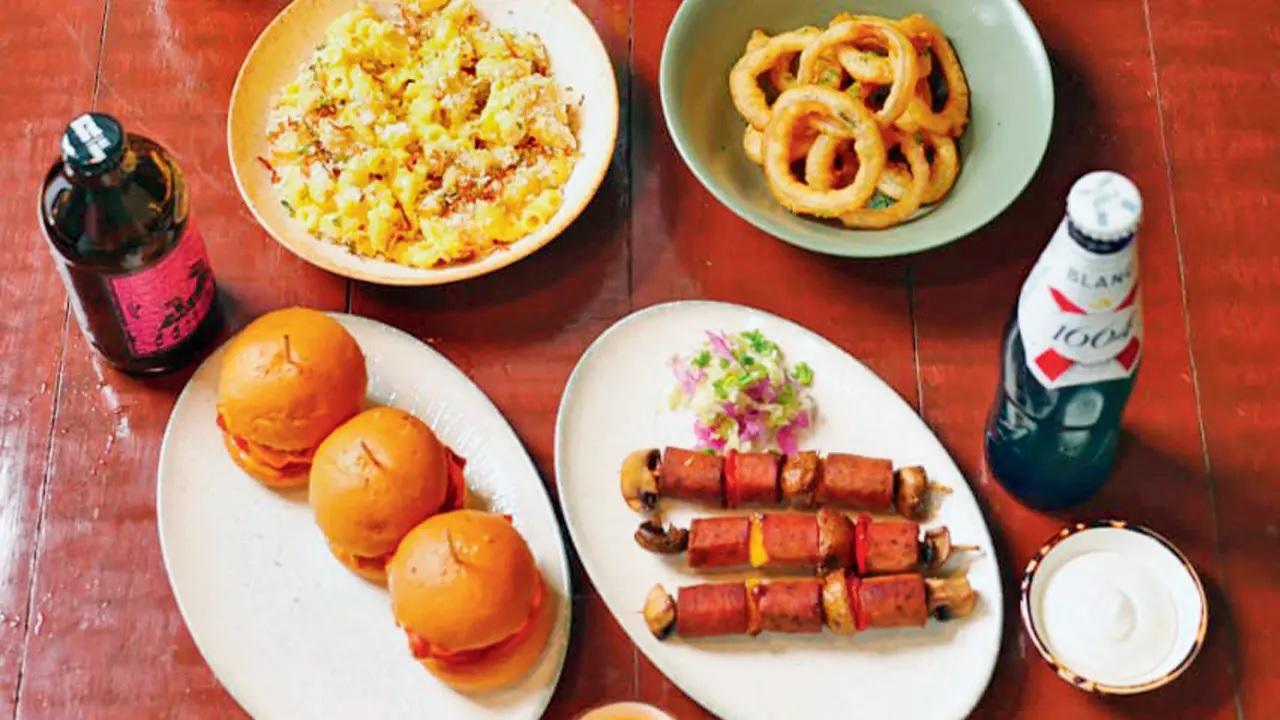 Bite-sized funMunch on mini bratwurst skewers, beer-battered onion rings or the classic mini pretzels as the beers keep flowing at this all-day café and bar. At Eddie’s Cafe and Barr, Silver Croft Building, 16th and 33rd Road Junction, Bandra West. Call 9930462377