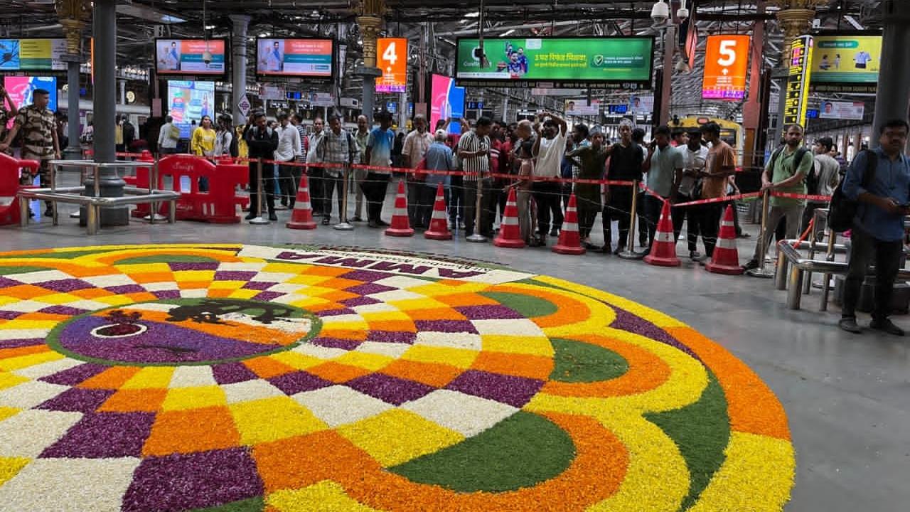 This tradition, which began in 2015, transforms the station into a hub of cultural celebration