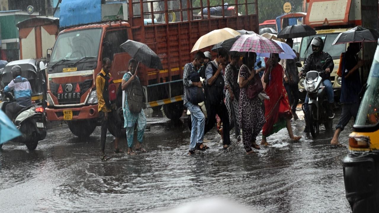 Pedestrians wade through water in Kurla. PIC/SAYYED SAMEER ABEDI