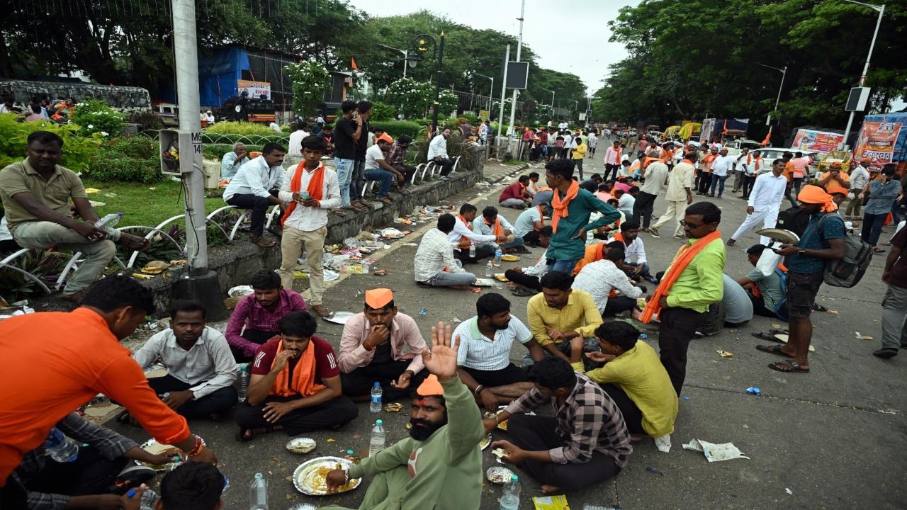 Jarange's supporters have meals on the street near Azad Maidan
