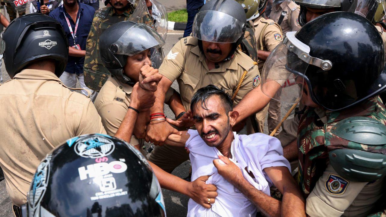 Some of the protesters even tried to scale the metal compound walls of the Secretariat, but were foiled by the police