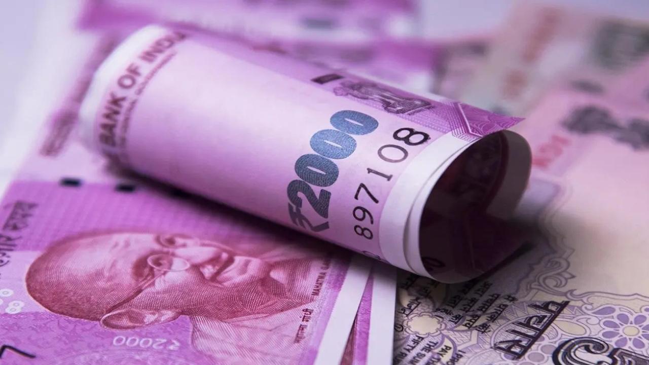 La rupia cae al registro de 88.27 debido al dólar y el miedo a la tarifa