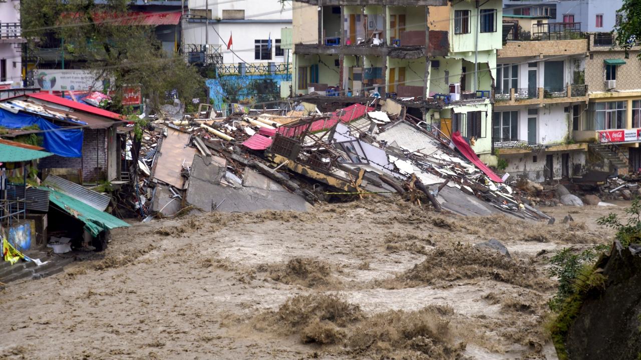 According to the district administration, the incident occurred in the Kuntri Lagafali ward of the Nandanagar region, where six residential structures were buried under debris following the cloudburst and intense rainfall