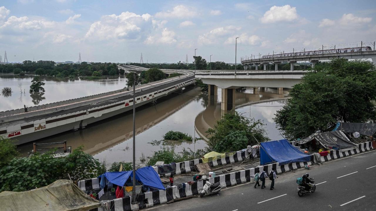 The flood bulletin issued by authorities on Wednesday morning said that the level was likely to be at 207.15 metres by 8 pm and was likely to continue the downward trend