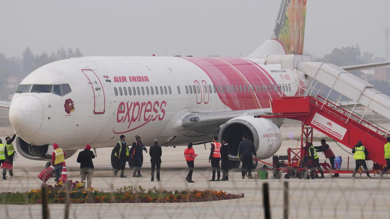 El pasajero intenta entrar en la cabina en el vuelo de Bengaluru-Varanasi Air India Express