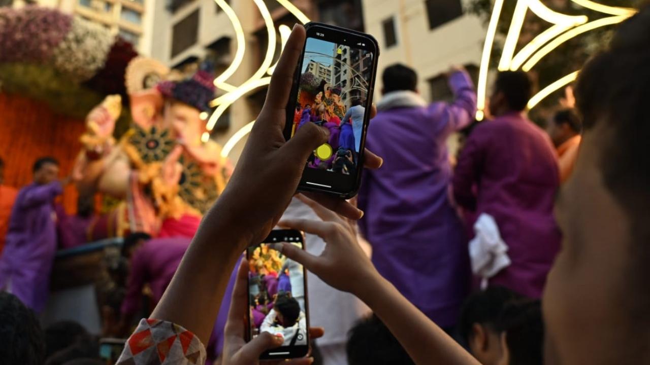 The Andhericha Raja leaves the pandal on Sankashti and is taken across the Andheri west area including parts of Amboli and Versova