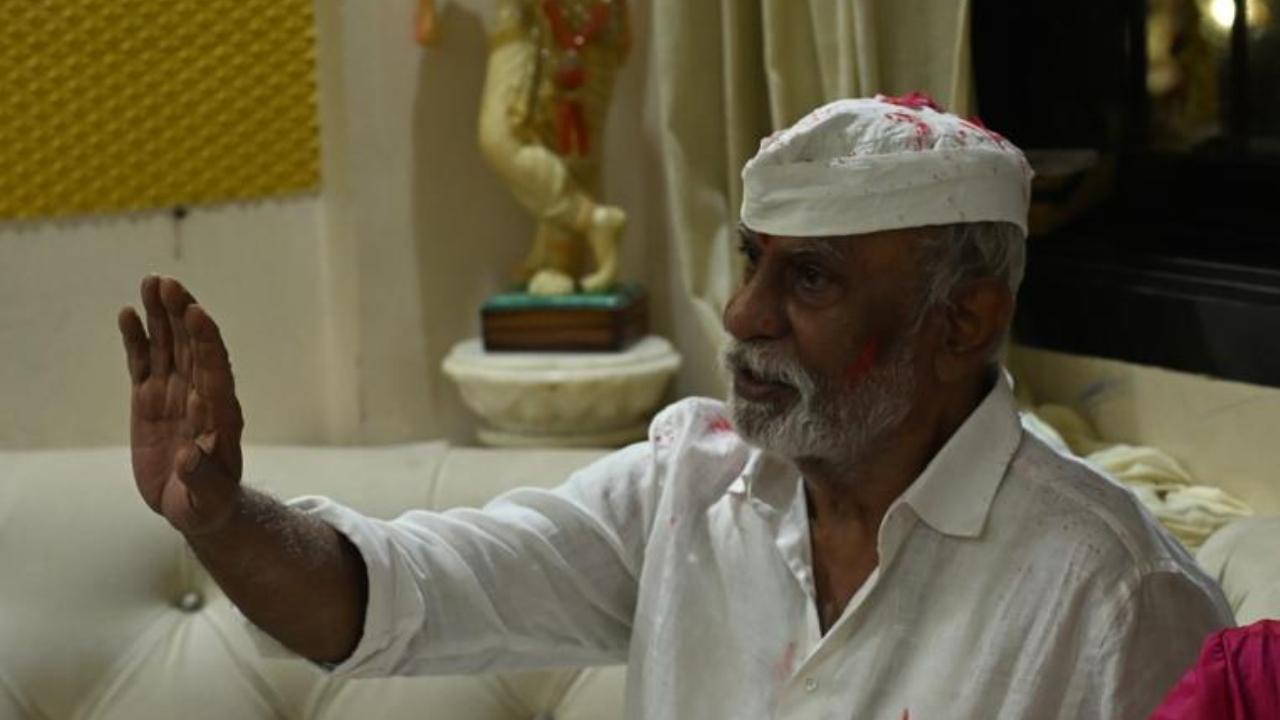 Arun Gawli reached his residence in the infamous Dagdi Chawl in Mumbai on Wednesday night. Pics/Atul Kamble