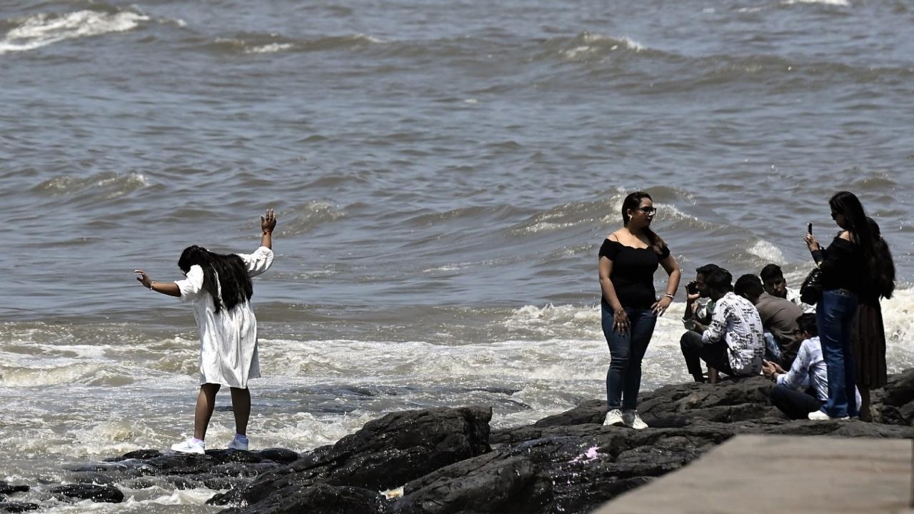 Several people were seen reaching popular seashores with their families and friends. Pics/Ashish Raje