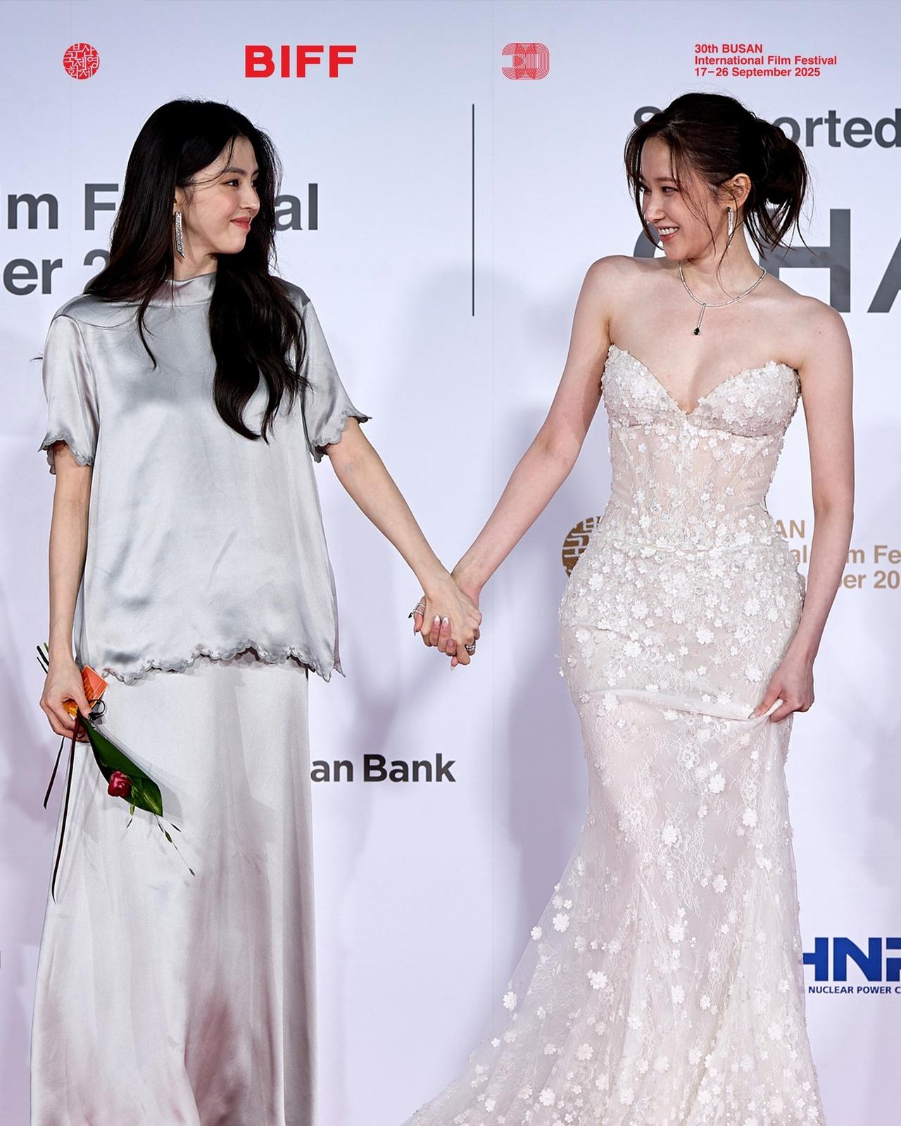 Jeon Jong-seo, attended the event with Han So-hee, stole the show in an ivory-colored gown reminiscent of a wedding dress, with a top design plunging to the solar plexus. The mermaid design, tightly fitted from the waist to the hips and flaring at the lower half, emphasised her signature figure. Meanwhile, Han So-hee wore a silver satin two-piece outift.
&nbsp;