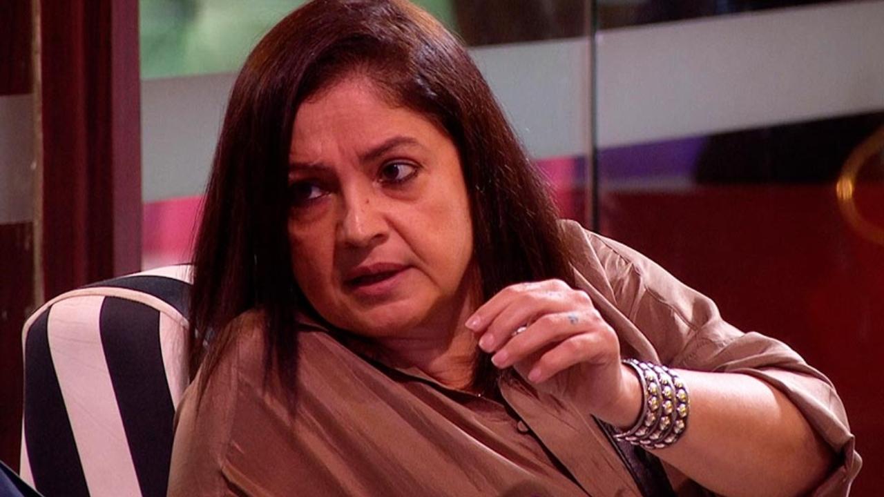 Pooja Bhatt won the captaincy task with the help of Manisha Rani and Elvish Yadav, after which she was accused of having a changed attitude. She repeatedly called out housemates for being unhygienic and had a rip-roaring fight with Jiya Shankar
