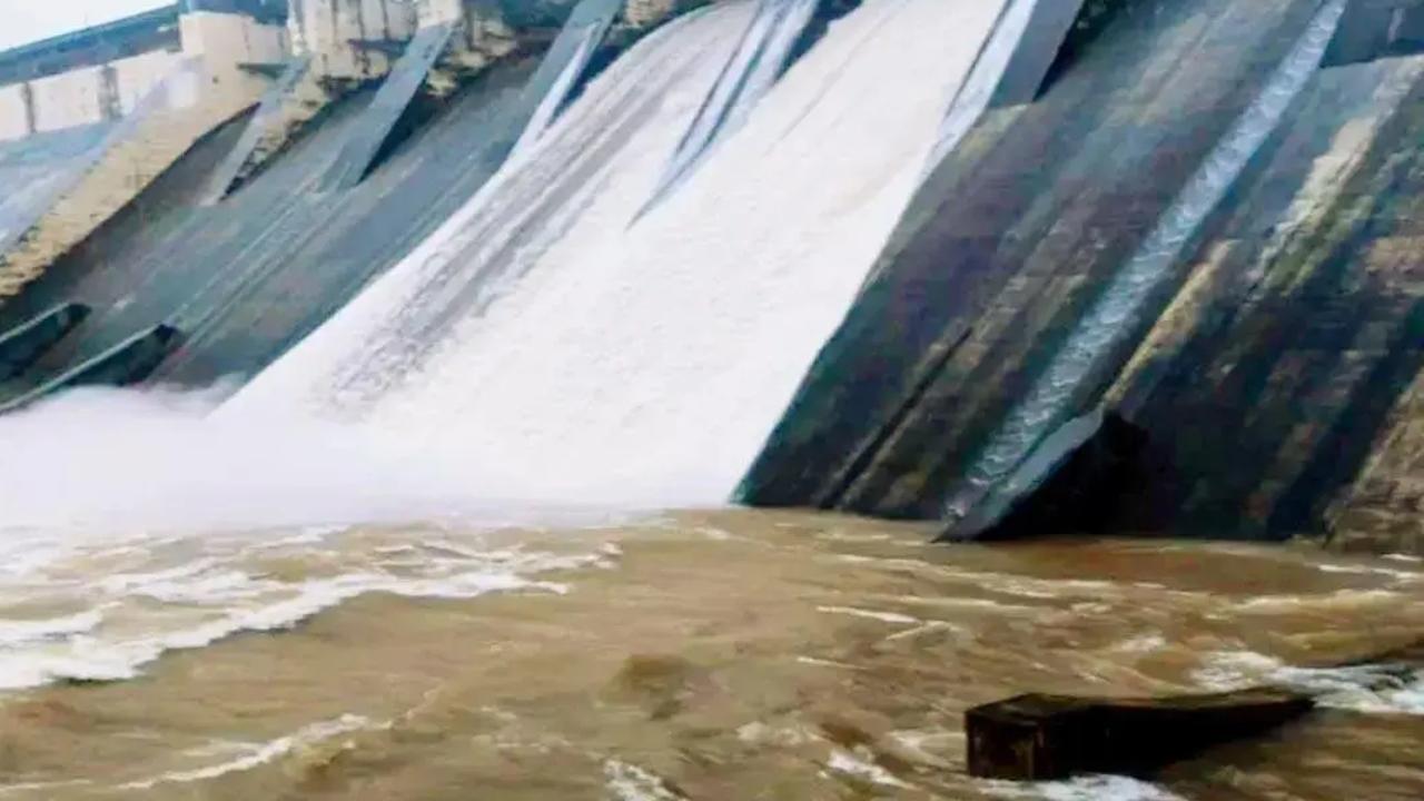 Seis rescatados después de la aldea en Nanded se inundan debido a la descarga de agua de la presa