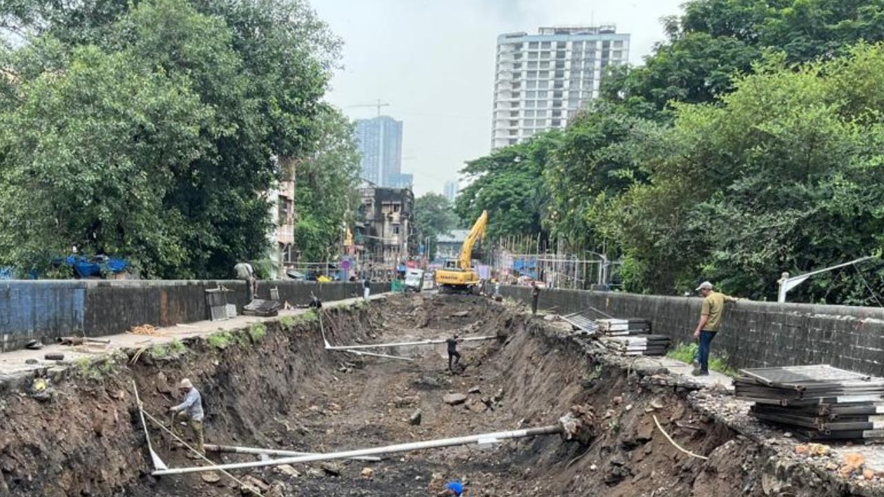 Excavation work has begun at the historic Elphinstone Bridge as part of its demolition. Pics/Ashish Raje