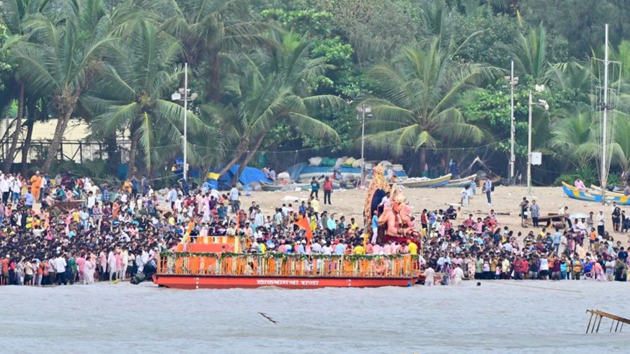 Speaking to reporters, Sudhir Salavi, honorary secretary of the Lalbaugcha Raja Sarvajanik Ganeshotsav Mandal, explained that the immersion procession had arrived 10 to 15 minutes later than planned, while the high tide had begun earlier than expected