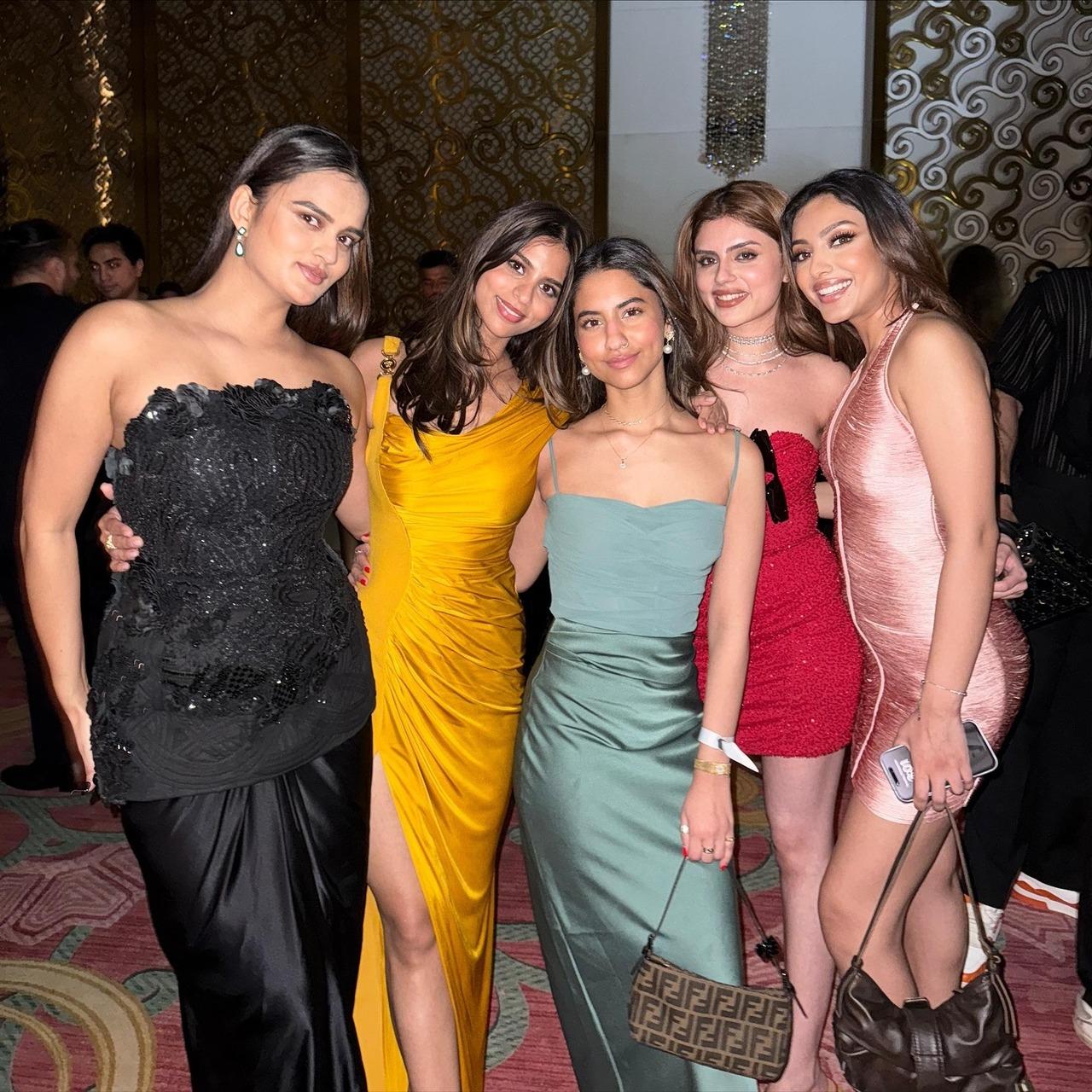 <p>Sahher Bambba was seen posing with the girls at the premiere night.</p>