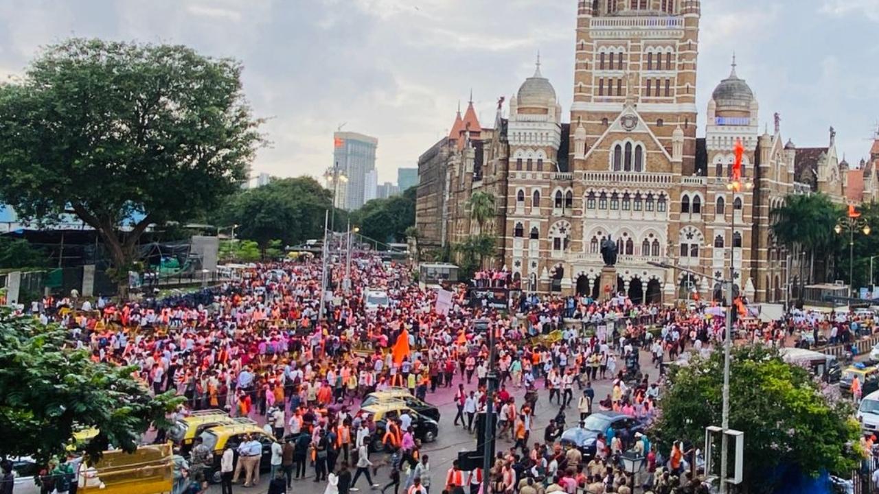 <p>Huge crowds danced to the beats as the rejoiced the govt`s announcement</p> <p>Huge crowds danced to the beats as the rejoiced the govt`s announcement</p>