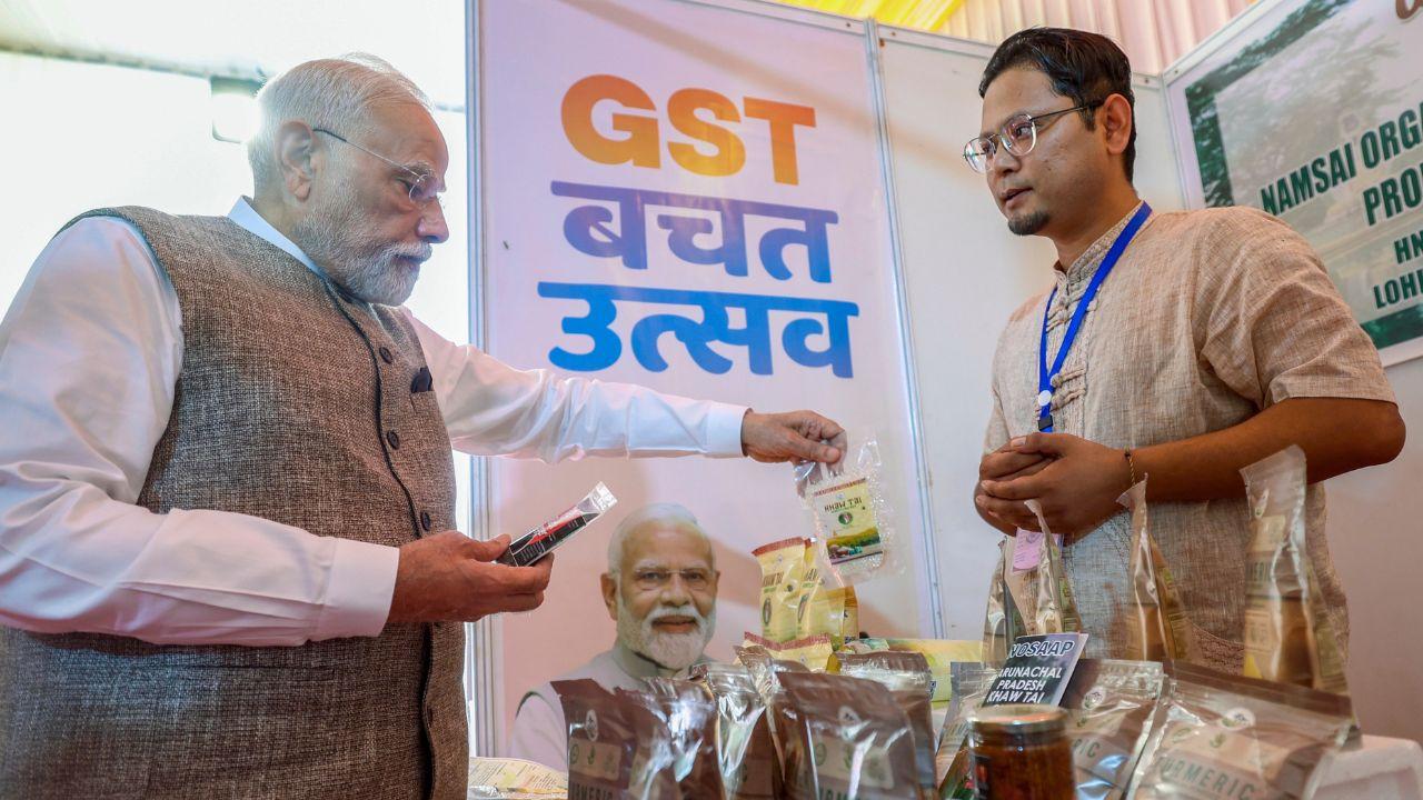 An image of Narendra modi visiting a tea stall as he also met local vendors, artisans and small shop owners