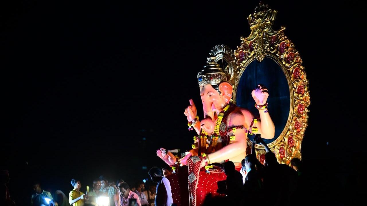 Lalbaugcha Raja immersion delayed due to high tide, expected around 11 pm