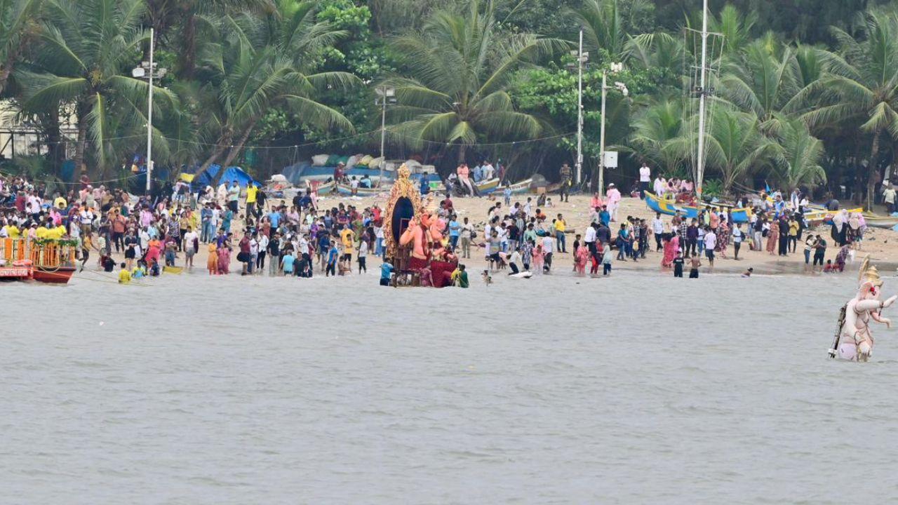 Officials reassured the crowd that the visarjan would resume once the tides receded, stressing that the safety of both the idol and the devotees remained the top priority