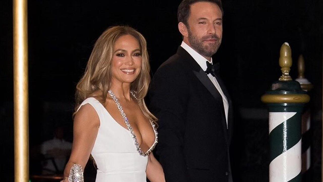 Jennifer Lopez and Ben Affleck slash price of Beverly Hills mansion Jennifer Lopez and Ben Affleck slash price of Beverly Hills mansion