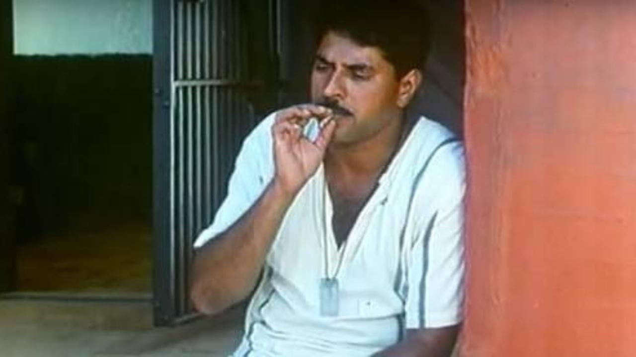 Mathilukal
Mammootty made a mark with his performance as Vaikom Muhammed Basheer, a writer who falls in love with a lady voice he hears from the women's jail during the period of imprisonment. Though they never see each other, they converse, exchange feelings, and fall in love through the barrier.