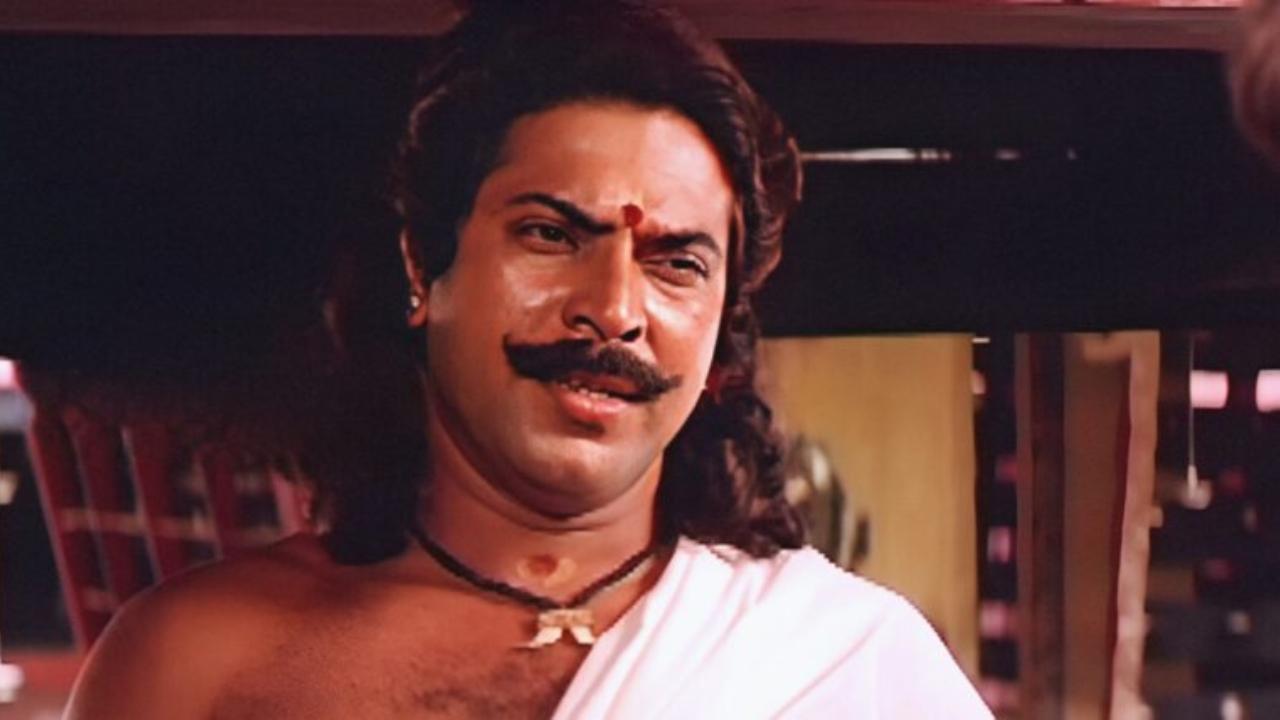 Oru Vadakkan Veeragatha
Mammootty stunned the audiences with his mind-blowing performance as the historical character Chathiyan Chandi. Traditionally portrayed as a traitor in the Vadakkan Pattukal ballads, the film reimagines Chandu as a misunderstood warrior Directed by Hariharan, the film surely takes the lead when it comes to the best Malayalam periodic movies. 