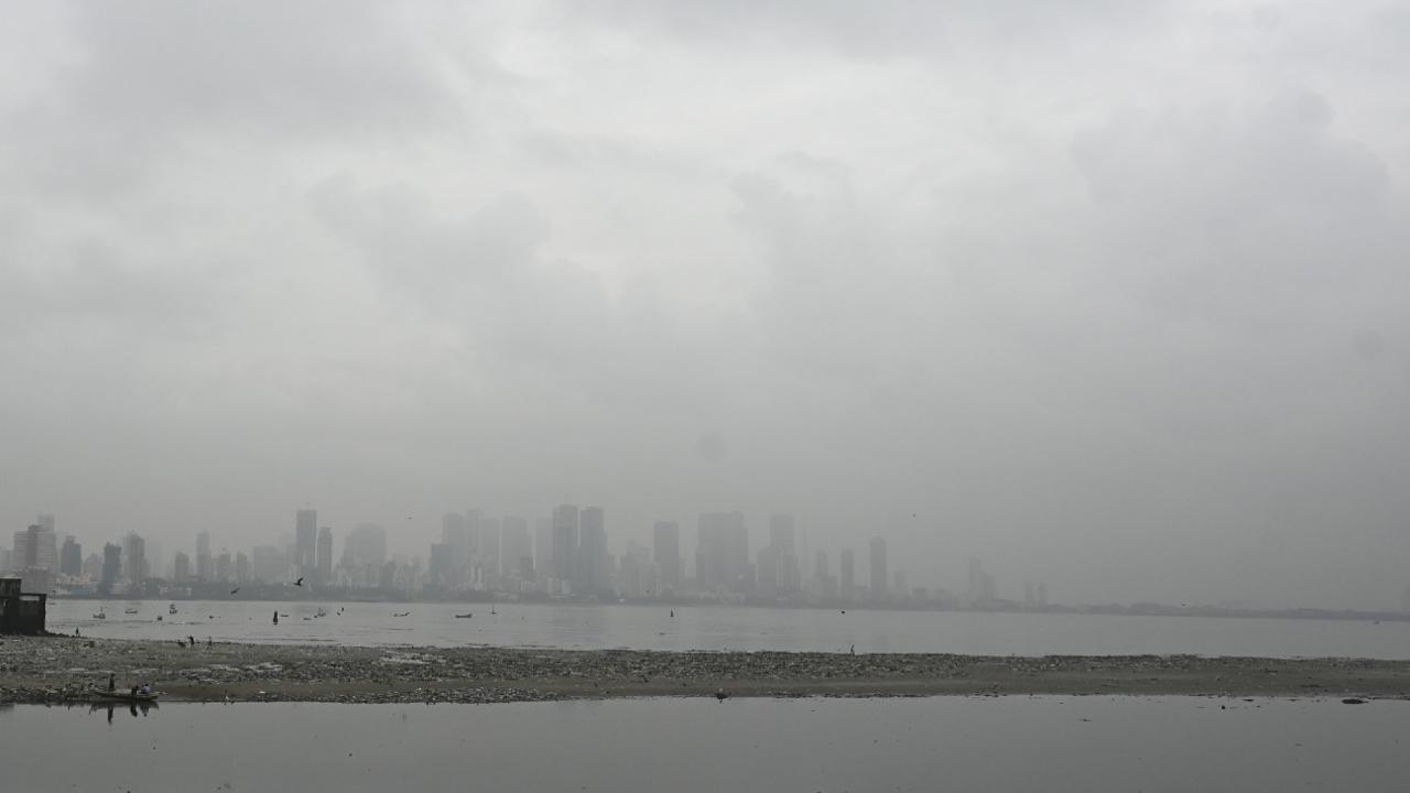 Though the heavy rainfall eased on Tuesday the city witnessed light showers on regular intervals. Pics/Ashish Raje