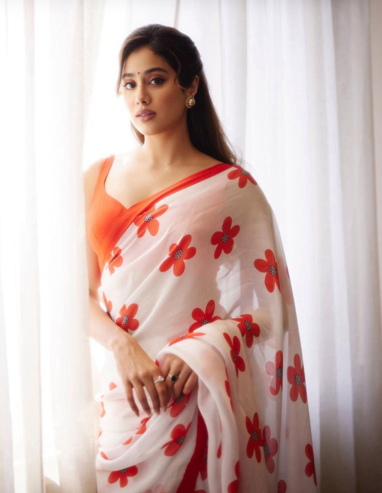 Janhvi’s orange floral saree is the definition of elegance. Flowing fabric, delicate prints, and a touch of tradition — this one is for those who love timeless festive fashion.