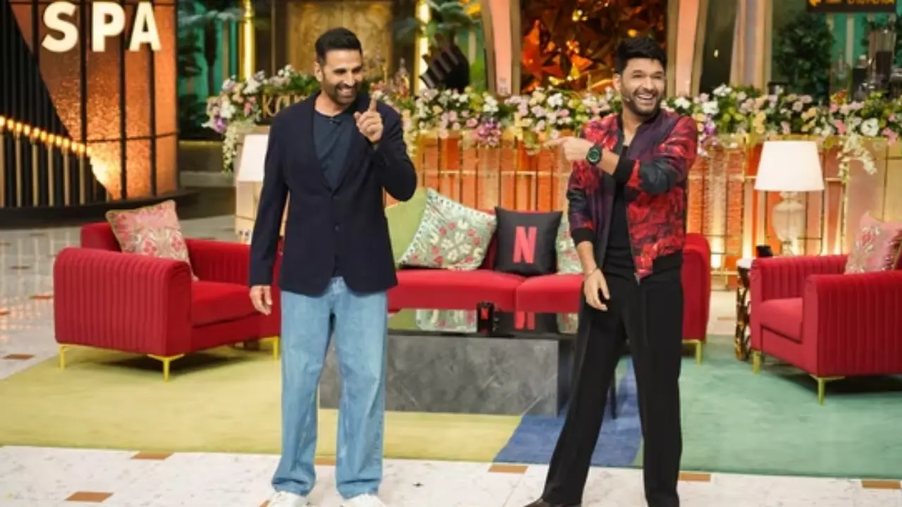 Akshay Kumar takes hilarious dig at Kapil Sharma`s firing at Kaps cafe incident