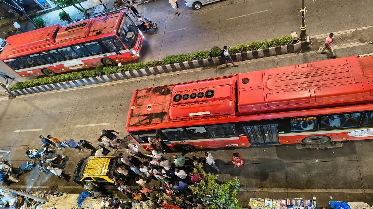 Mumbai: Woman commuter causes traffic jam in Colaba after argument with BEST bus conductor