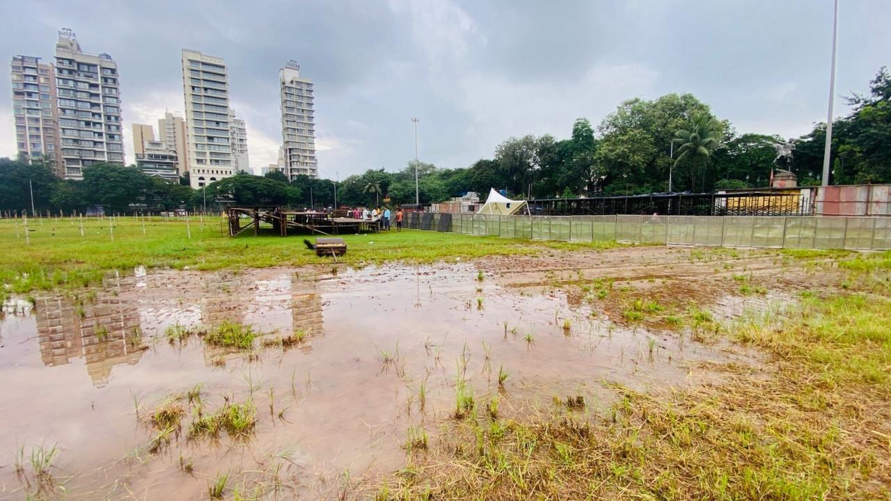 The rains, which pounded the city over the weekend, have left parts of Shivaji Park ground waterlogged. Pics/Shadab Khan