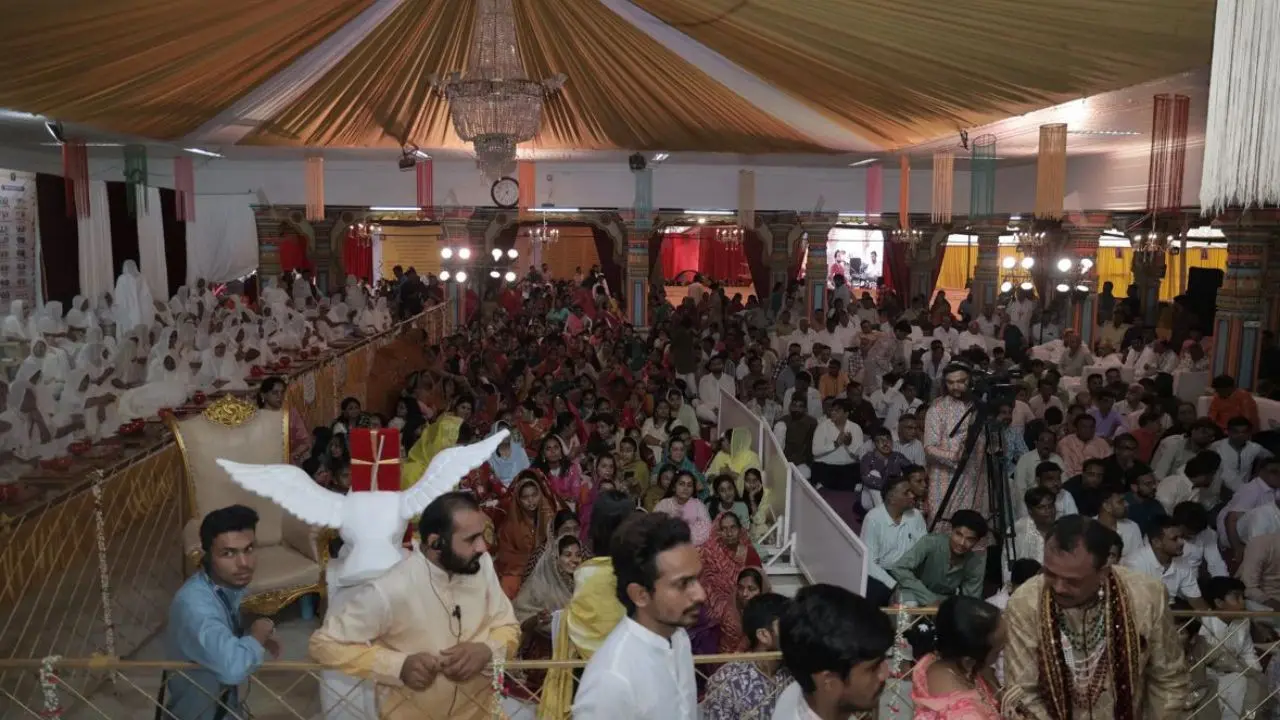 Devotees gather in large numbers at the Motishah Temple in Mumbai to mark book launch and the completion of 'Varshitap.'  Pics/Special Arrangement