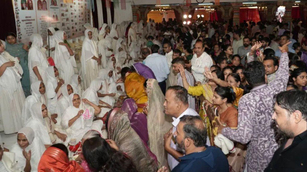 A sea of white-clad devotees fills the venue as over 200 monks, including 95 who completed the 14-month Varshitap penance break their fasts