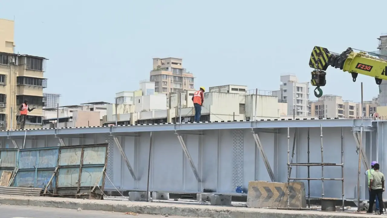 The Western Railway announced that it will operate two major night blocks on its suburban section between April 25 and 26 to facilitate infrastructure work, including the launch of girders for Metro Line 6 and foot overbridges