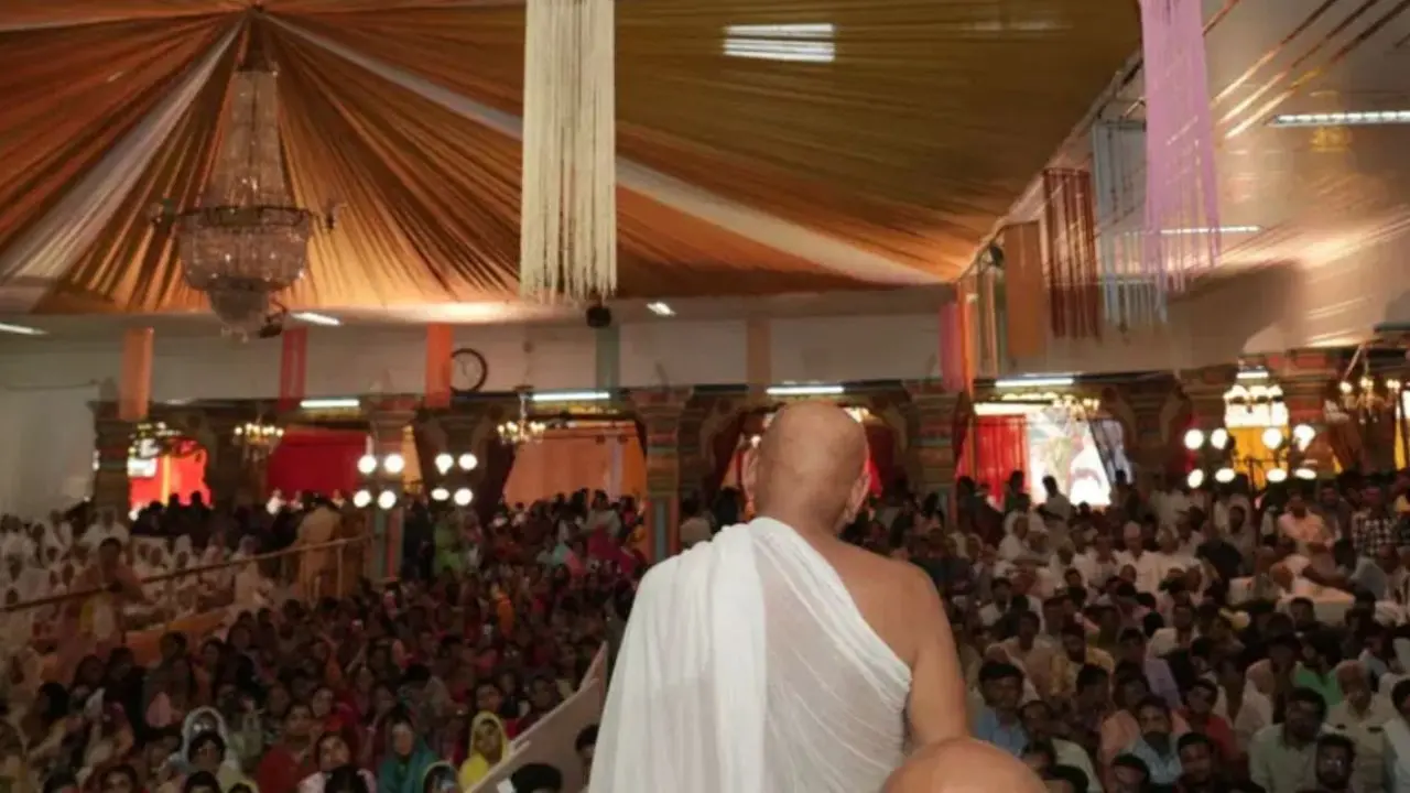 Gacchhadhipati Vijay Raj Shekhar Surishwarji addresses devotees before the book launch, who also observed the year long penance along with 94 other monks and many more city wide to pay their respects