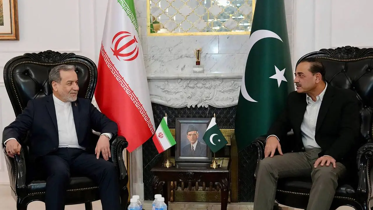 Araghchi meets Pakistan Army Chief Syed Asim Munir, highlighting the military&rsquo;s involvement in ensuring security and stability during the talks