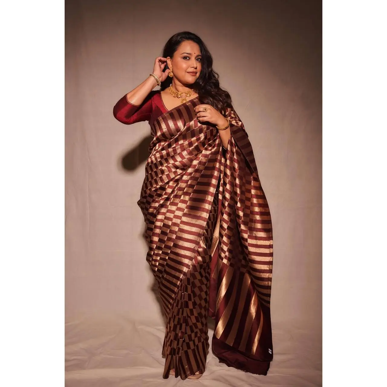 <p><span class="hover:entity-accent entity-underline inline cursor-pointer align-baseline"><span class="whitespace-normal">Swara Bhaskar</span></span> exudes understated elegance in a rich maroon and gold saree with bold striped patterns. The classic drape paired with a matching blouse gives the look a timeless, festive appeal.&nbsp;</p>