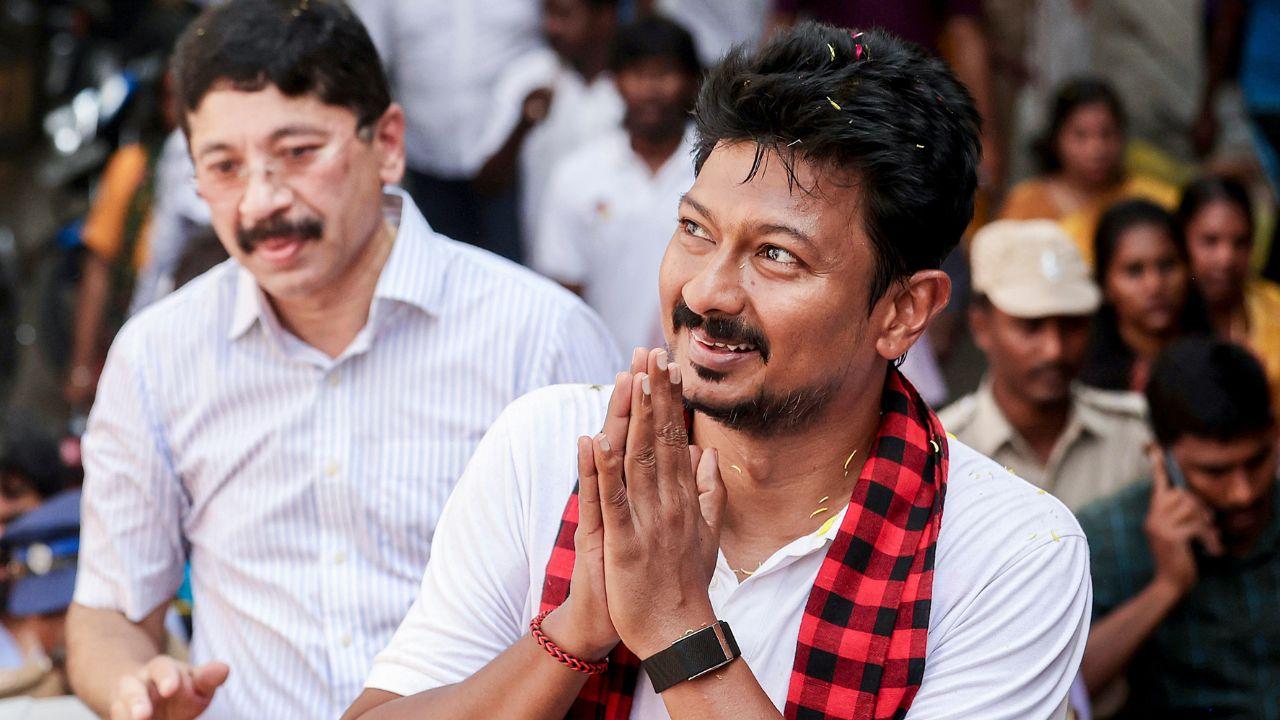 He interacted with the public in the area while being accompanied by a large number of party workers