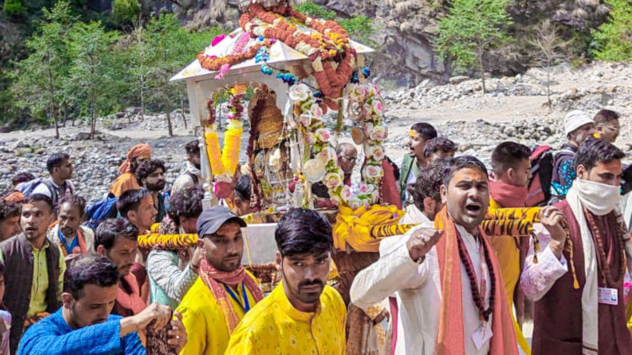 Devotees carry the sacred &ldquo;Panchmukhi Doli&rdquo; of Lord Kedarnath as part of the Char Dham Yatra procession, marking the ceremonial journey to the temple