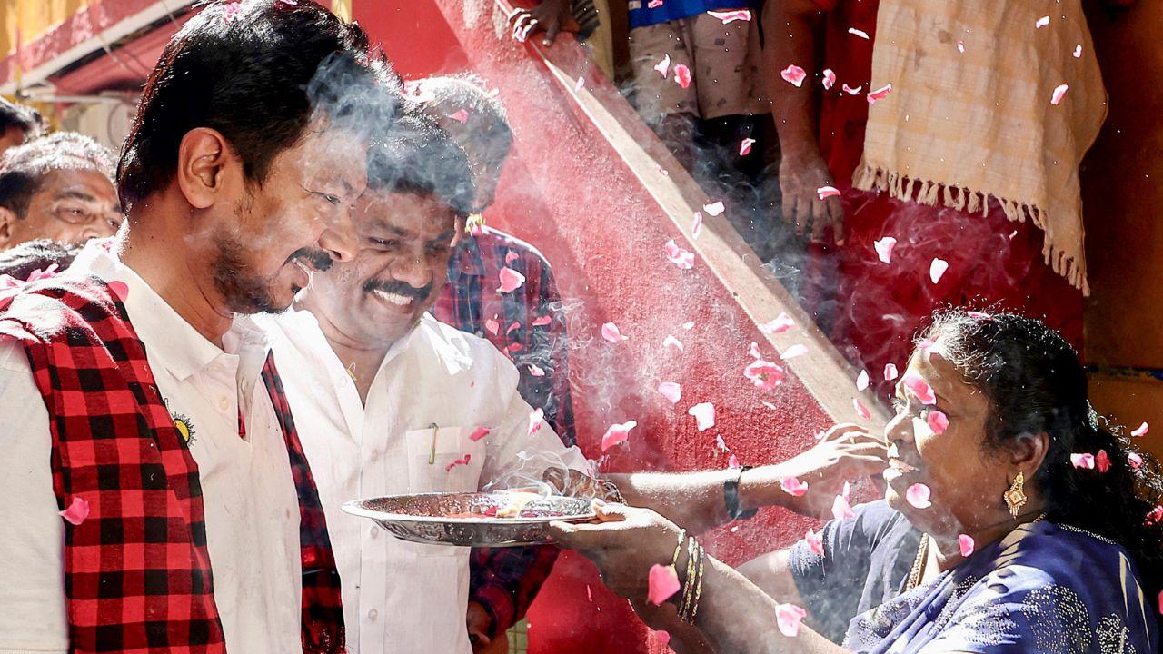 EPS promised the 'Kula Vilakku Scheme' for women, and the manifesto said, "To foster economic equilibrium within society, a monthly assistance allowance of Rs 2,000 will be provided to all ration cardholders through the 'Kula Vilakku Scheme'