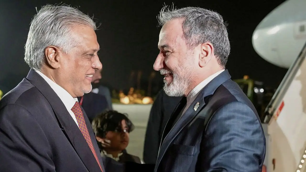 Pakistan&rsquo;s Foreign Minister Ishaq Dar warmly receives Araghchi at Nur Khan Air Base, underscoring Islamabad&rsquo;s central role in facilitating dialogue