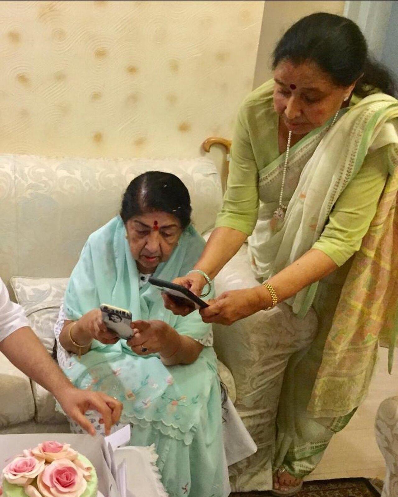 Asha ji got married at the very young age of 16, she married Ganpatrao Bhosle who was twice her age against her family's wishes. To note, he was Lata Mangeshkar's manager and this created rift between sisters.