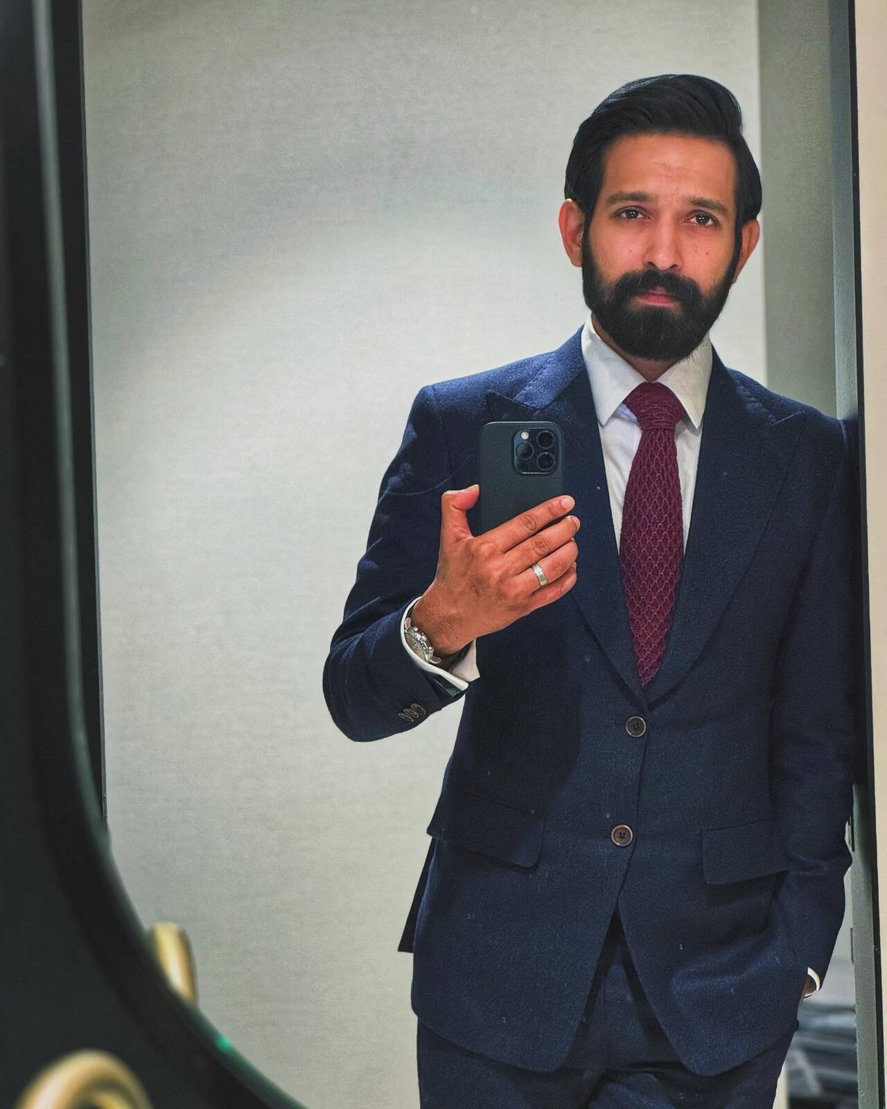 Vikrant Massey looked classic and refined in a dark blue formal suit paired with a crisp white shirt and a striking red tie.&nbsp;
