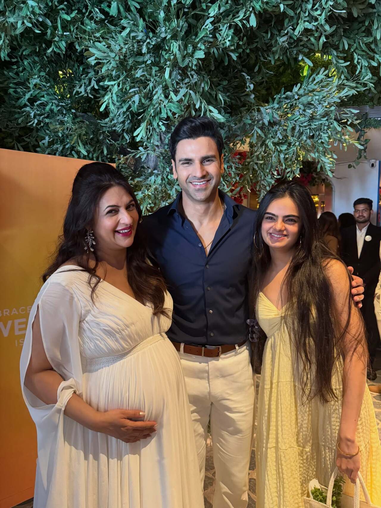 Actress Ruhaanika Dhawan popularly known as little Ruhi from Yeh Hai Mohabbatein, seems to have become emotional as her reel mother Ishima aka Divyanka Tripathi Dahiya is on her way to motherhood.